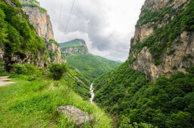 Kabardino-Balkaria, Rusya 'daki Kafkasya dağlarındaki Cherek Geçidi manzarası