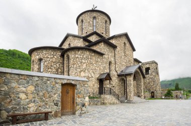Kuzey Osetya, Rusya 'daki Khidikus köyündeki Alanca Varsayımının Kutsal Manastırı.