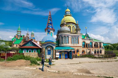 KAZAN, RUSSIA - 19 Temmuz 2018: Kazan 'daki Tüm Dinler Tapınağı, Tataristan, Rusya