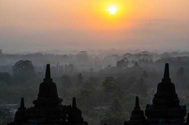 Borobudur, Endonezya 'nın başkenti Cava' da 9. yüzyıl Mahayana Budist tapınağıdır. Burası dünyanın en büyük Budist tapınağı..
