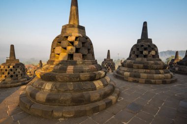 Borobudur, Endonezya 'nın başkenti Cava' da 9. yüzyıl Mahayana Budist tapınağıdır. Burası dünyanın en büyük Budist tapınağı..