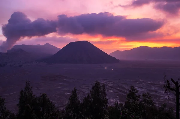 ブロモ山は インドネシアの東ジャワ州ブロモ テンガー セメル国立公園にある活火山です — ストック写真