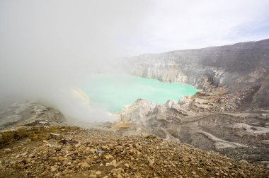 Doğu Java, Endonezya 'da turkuaz renkli asidik krater gölü olan Ijen volkanı.