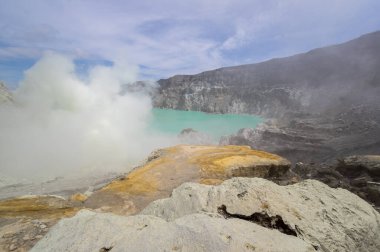 Doğu Java, Endonezya 'da turkuaz renkli asidik krater gölü olan Ijen volkanı.