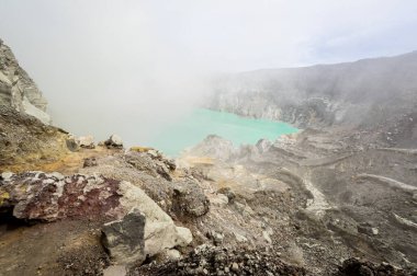 Doğu Java, Endonezya 'da turkuaz renkli asidik krater gölü olan Ijen volkanı.