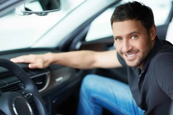 Homme dans une voiture — Photo