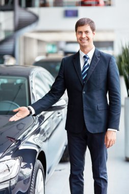 satıcı yanında otomobil