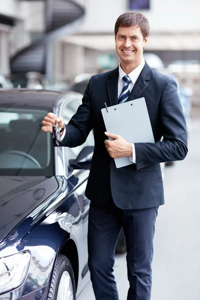 Verkäufer mit Autoschlüssel — Stockfoto