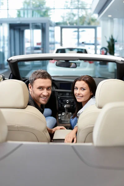 Couple in a cabriolet — Stock Photo, Image