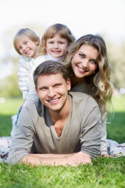 Gülümseyen aile