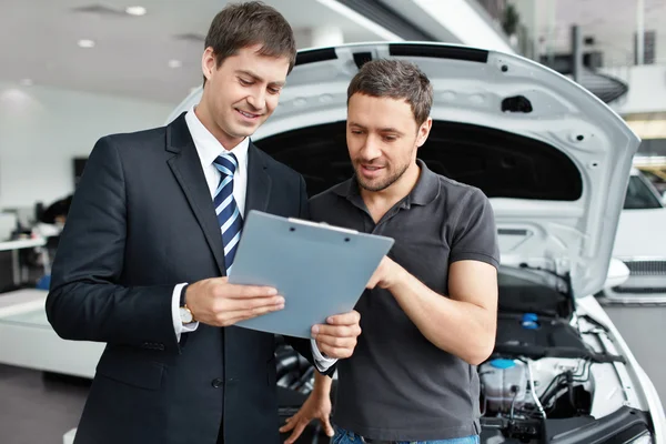 Buying a car — Stock Photo, Image