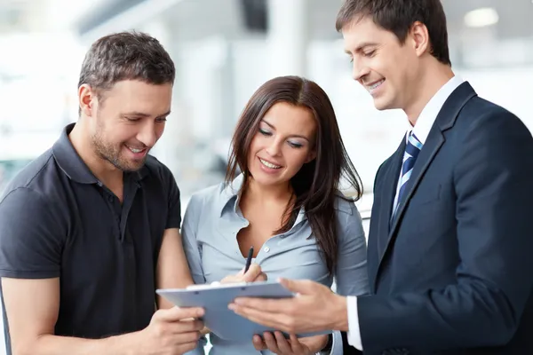 Signing the document — Stock Photo, Image