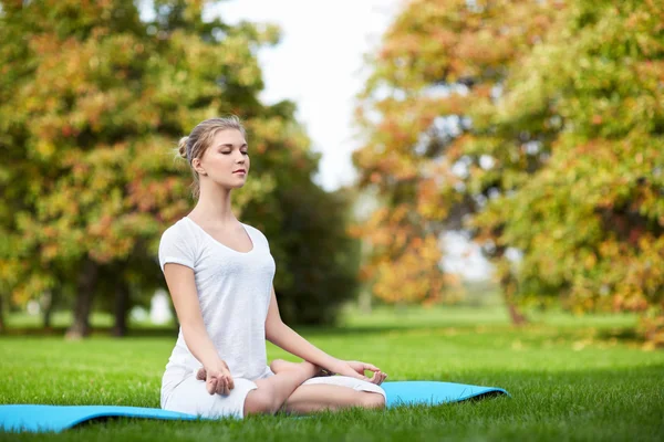 Yoga yaparken genç kız — Stok fotoğraf