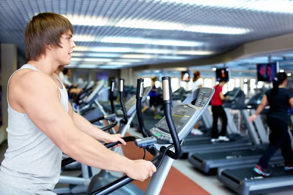 Mann auf dem Laufband — Stockfoto