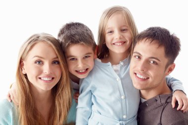 Gülümseyen aile