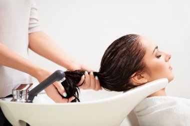 Güzellik salonunda.