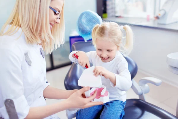 Детский стоматолог — стоковое фото