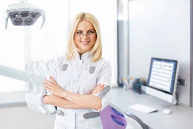 gülümseyen genç doktor