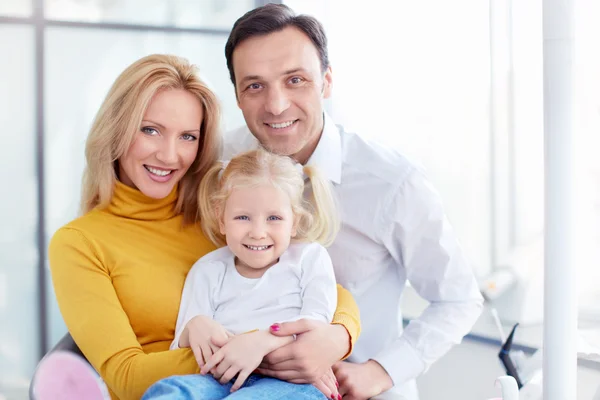 Семья в стоматологии — стоковое фото