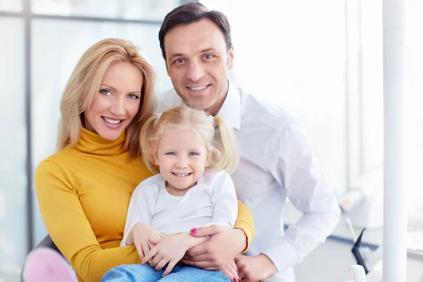 Family in dental clinic — Stock Photo, Image