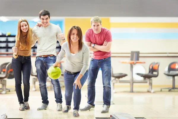 Meisje bowling spelen — Stockfoto