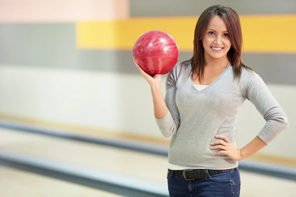 Flicka med ett bowlingklot — Stockfoto