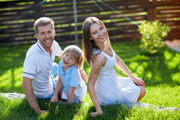 Gülümseyen aile — Stok fotoğraf