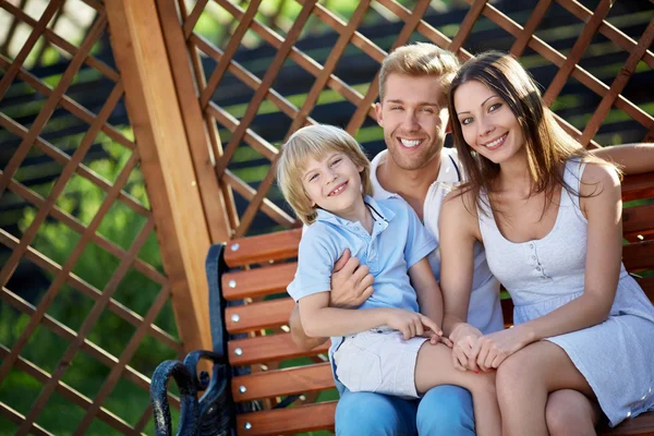 Schmeichelhafte Familie — Stockfoto