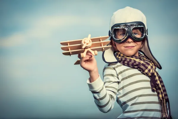 Pilot mit Flugzeug — Stockfoto