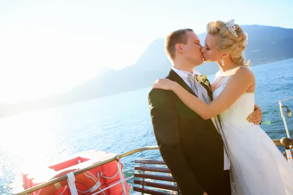 Kissing married couple — Stock Photo, Image