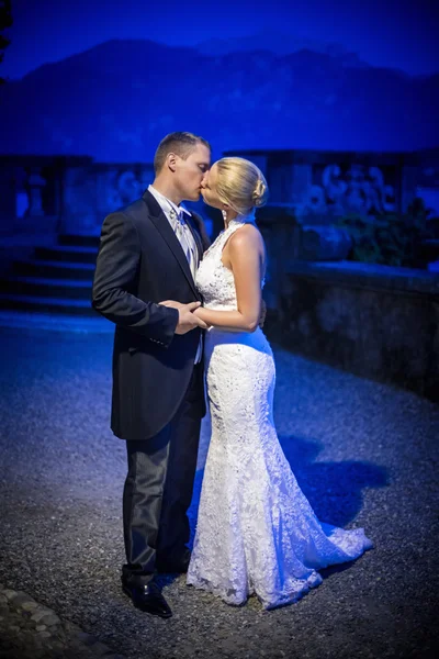 จูบคู่แต่งงาน — ภาพถ่ายสต็อก