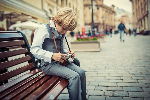 カメラを持った少年 — ストック写真