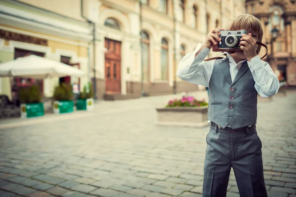 Маленький мальчик с камерой — стоковое фото