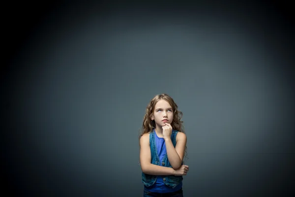 Pequeña niña pensativa — Foto de Stock