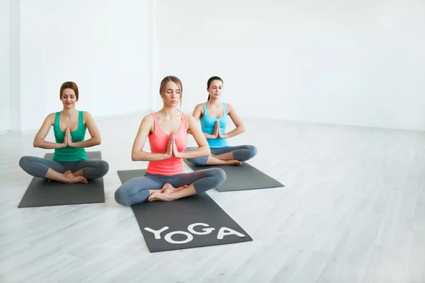 In Yoga-Pose — Stockfoto