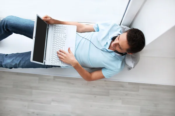 Homem com laptop — Fotografia de Stock