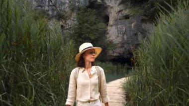 Hırvatistan 'da ulusal bir parkta yürüyen çekici kız