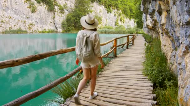 Plitvice Gölünde yürüyen genç bir turist — Stok video
