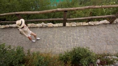 Hırvatistan 'daki Plitvice Ulusal Parkı' nda yürüyen çekici gezgin