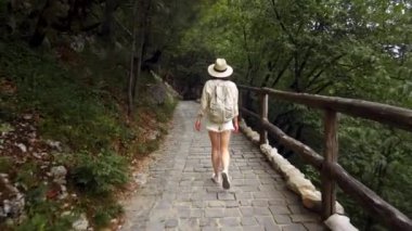 Plitvice Ulusal Parkı 'nda yürüyen çekici bir gezgin.