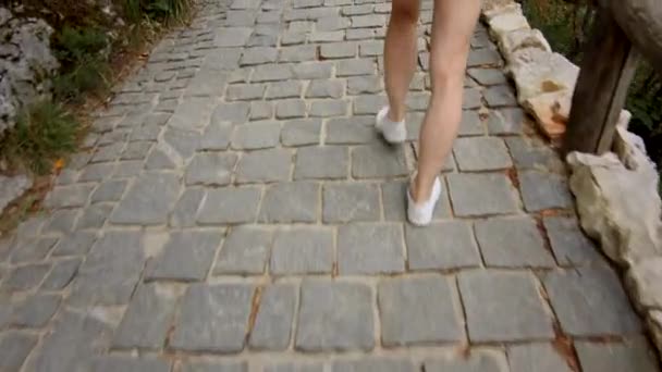 Female feet walking along the road — Stock Video