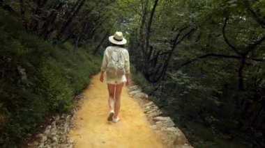 Ormanda yürüyen çekici bir gezgin.