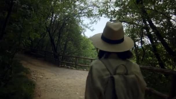 Giovane donna che cammina nella foresta — Video Stock