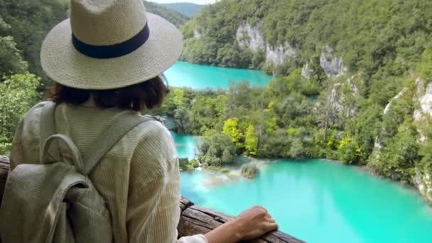 Mulher atraente olhando para os lagos turquesa Plitvice — Vídeo de Stock