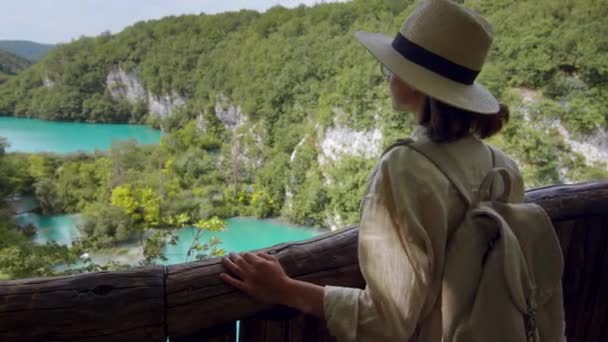 Привабливий турист на краєвиді на бірюзових озеро Плівіце. — стокове відео