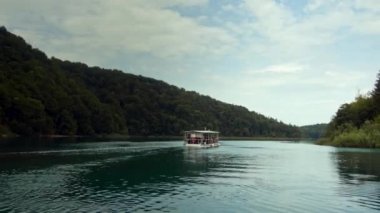 Pletvice Gölü 'nde yaz tatili gemisi