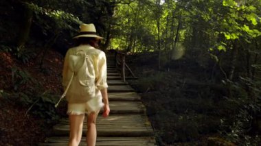 Merdivenlerde yürüyen genç bir turist.