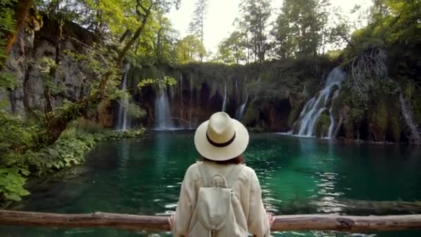 Привлекательная девушка возле водопадов в Плитвицком национальном парке — стоковое видео