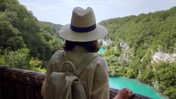 Jovem viajante olhando para os lagos turquesa Plitvice — Vídeo de Stock