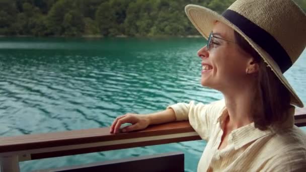 O femeie fericită pe o navă — Videoclip de stoc